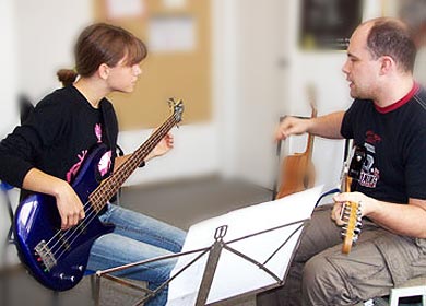 Lehrer und Schülerin im Einzelunterricht